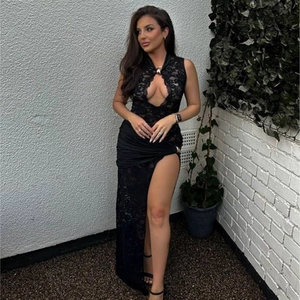 Detailansicht eines sexy Spitzenkleides mit Neckholder und hohem Seitenschlitz