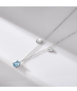 Nahaufnahme der S925 Silberkette mit blauem birnenförmigem Edelstein und Mondanhänger