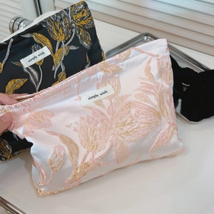 Kosmetiktasche aus Satin mit floraler Stickerei, Goldfaden-Relief und Markenetikett
