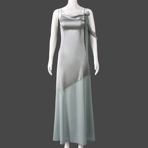 Dettaglio macro dell'elegante scollatura a drappeggio e del grande fiocco sul vestito