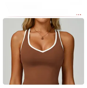 Détail de l'encolure en V sur soutien-gorge de sport marron avec liseré contrasté