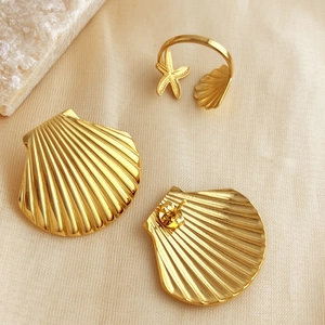 Set gioielli oceanici dorati con orecchini a conchiglia e anello a stella marina