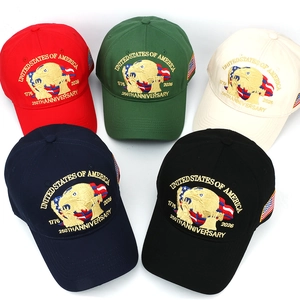 Detailansicht von fünf farbigen 250-Jahre-Jubiläums-Baseballcaps mit Adler-Stickerei