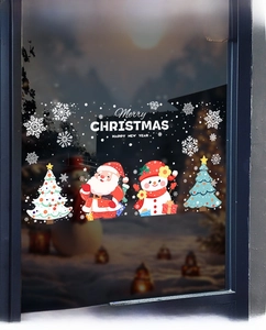 Détail de stickers de Noël avec Père Noël et bonhomme de neige pour vitres et fenêtres