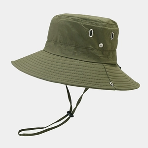 Dettagli del cappello da sole verde scuro con fori di ventilazione e cinturino sottogola
