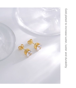 Détail des boucles d'oreilles couronne plaquées or 18K avec cristaux de zircone brillants