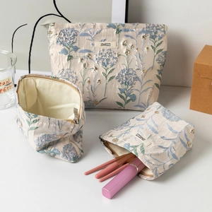 Set di 3 borse per trucco jacquard blu con elegante trama floreale a rilievo