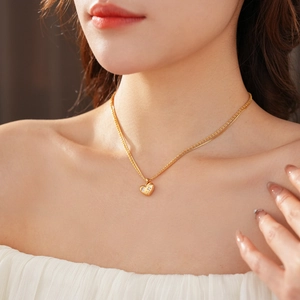 Gros plan du collier pendentif double cœur plaqué or avec zircons sur le mannequin