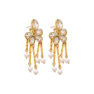 Floral stud earrings with gold tassels and pearls in a vintage palace style