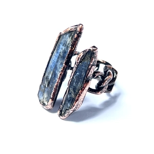 Anello aperto in rame vintage fatto a mano con due pietre di cristallo blu grezzo boho