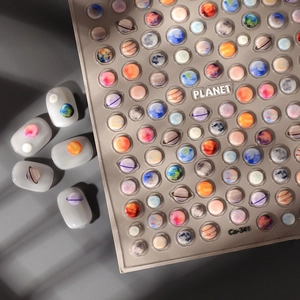 Detail von 8D-Planeten-Nagelstickern mit 3D-Sonnensystem-Designs und Galaxie-Motiven
