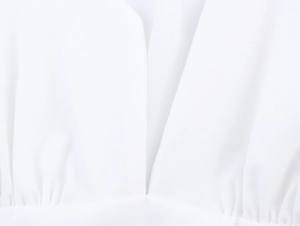 Gros plan sur le col en dentelle élégant et la broderie de cette blouse de style français