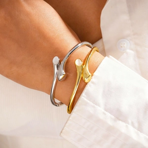 Bracciali ovali incrociati minimalisti placcati in oro 18K in finitura oro e argento