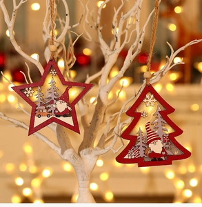 Vue détaillée d'ornements de Noël en bois illuminés avec LED et gravures de forêt