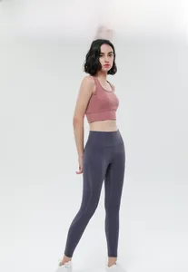 Dettaglio dei pantaloni da yoga a vita alta con cuciture laterali per modellare