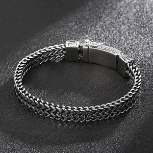 Détail du bracelet vintage à double rangée en acier avec chiffres romains gravés
