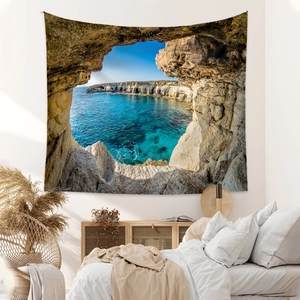 Tapisserie bohème avec vue sur grotte marine accrochée au mur d'une chambre moderne