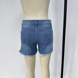 Détail de l'arrière d'un short en jean bleu avec deux poches et bords à ourlet brut