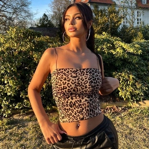 Women's trendy leopard print cropped camisole with thin straps for summer casual wear