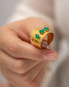 Détail de la bague dorée martelée avec trois pierres de jade naturel vert incrustées