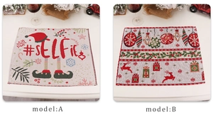 Detail van gebreide kersttafelmatten met motieven van rendieren en kerstballen