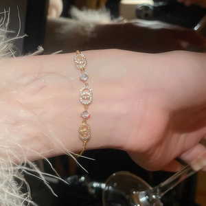 Details des goldenen Armbands mit funkelnden Doppel-C-Zirkonia-Kreisen am Handgelenk