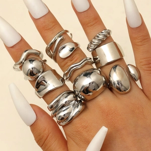 Detail eines 11-teiligen silbernen Ring-Sets mit Lava-Struktur und Wellendesign