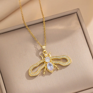 Elegante vergoldete Bienen-Halskette mit Zirkonia und Perle auf einem Schmucktablett