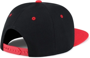 Detailansicht der Rückseite einer schwarzen Snapback Cap mit rotem Schirm und Verschluss