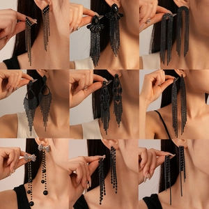 Boucles d'oreilles pendantes géométriques à glands noirs avec zircon et longue chaîne