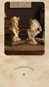Detail von Harz-Piratenkapitän Büsten in Gold- und Steinoptik auf einem Vintage-Schreibtisch