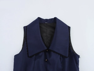 Dettaglio vestito smanicato blu navy con grande colletto alla marinara e pizzo nero