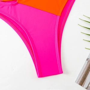 Dettaglio delle cuciture del costume rosa e arancione con doppia cucitura di qualità