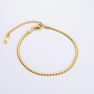Close-up of 18K gold-plated stainless steel box chain with lobster clasp and extender
