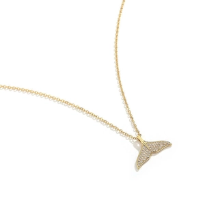 Elegante goldene Halskette aus Titanstahl mit einem funkelnden Kristall Meerjungfrauenschwanz
