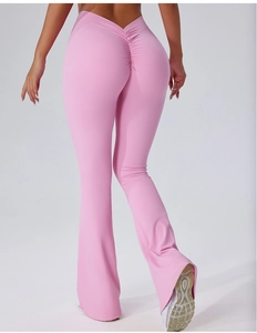 Gros plan d'un pantalon de yoga rose taille haute avec détail froncé pour effet push-up