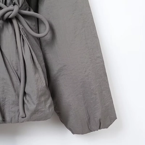 Primer plano de la chaqueta kimono gris con tejido texturizado y cordón en la cintura