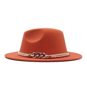 Détail du chapeau fedora orange avec cordelette crème et ruban de chaîne dorée