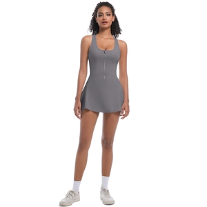 Détail d'une robe de sport grise avec décolleté en U et fermeture éclair frontale