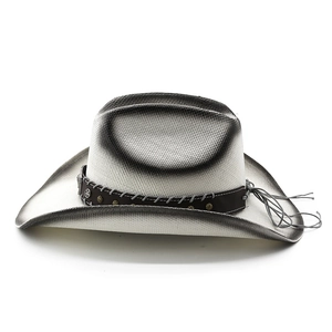 Détail d'un chapeau de cowboy dégradé avec texture tressée et bandeau en cuir clouté
