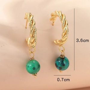 Dettaglio orecchini a C a treccia placcati oro 14K con perle di pietra verde
