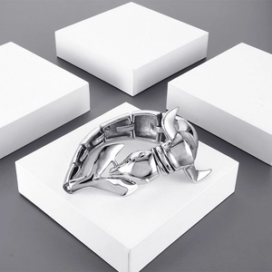 Détail d'un bracelet tête de taureau argenté avec maillons articulés de style industriel
