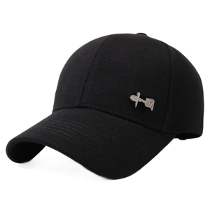 Schwarze Baseballkappe mit silbernem chinesischem Schriftzeichen-Emblem aus Metall