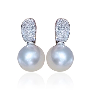 Elegantes pendientes de perlas blancas con micro-pavé de diamantes brillantes en tono plata