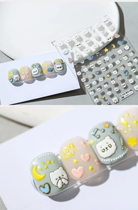 Détail de stickers à ongles 5D en relief avec ours musicaux et notes colorées
