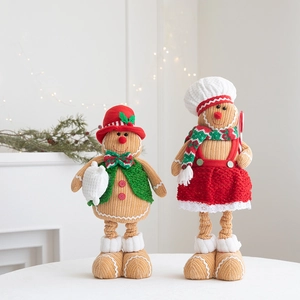 Détail des figurines en peluche bonhomme de pain d'épices avec tenues de Noël tricotées festives