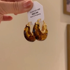 Retro amber leopard resin hoop earrings with gold-plated accents for a vintage look