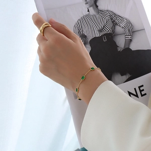 Bracelet élégant en acier plaqué or 18K avec zircons verts carrés pour femme