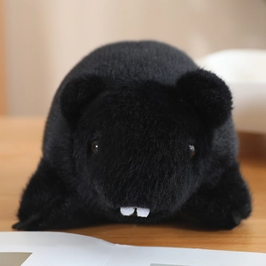 Primer plano detallado de un lindo juguete de peluche de ratón negro realista infantil