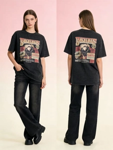 Dettaglio dei jeans dritti a vita alta abbinati a una t-shirt con stampa retrò